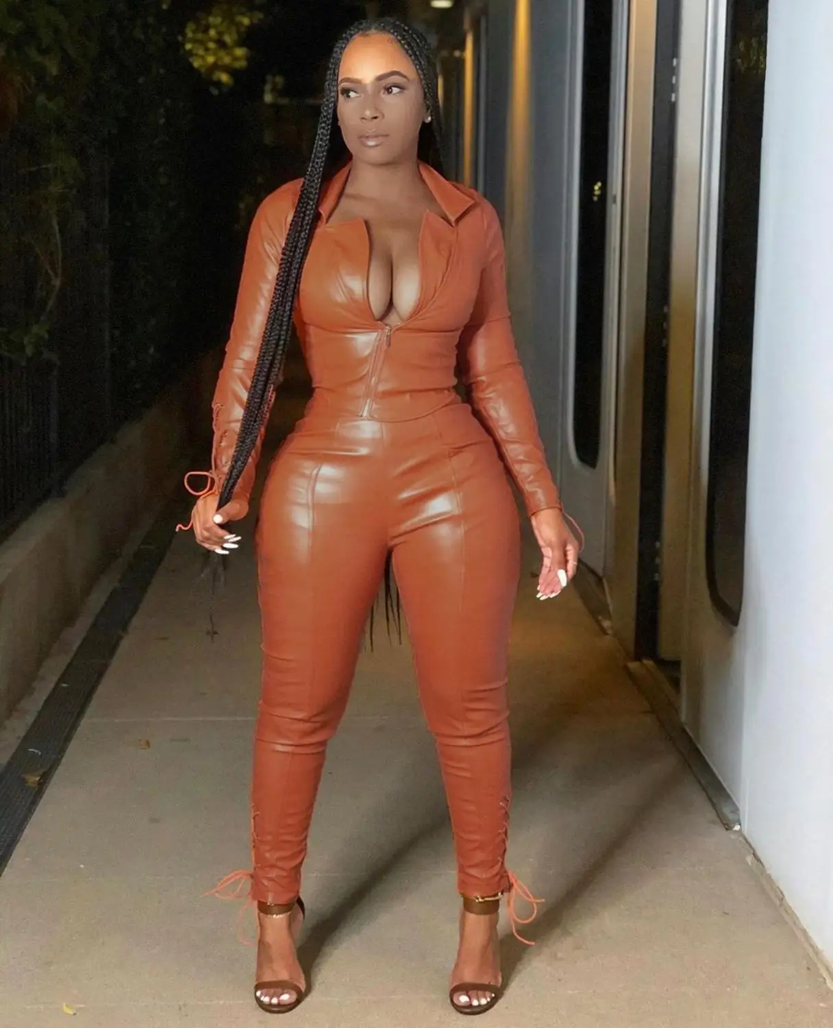 Комплект из двух предметов: короткая куртка на молнии и брюки ПУ кожи |