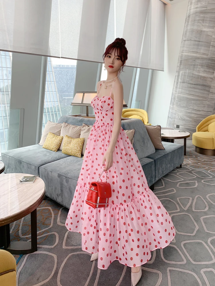 Женское летнее розовое платье макси длинное в горошек на бретелях-спагетти |