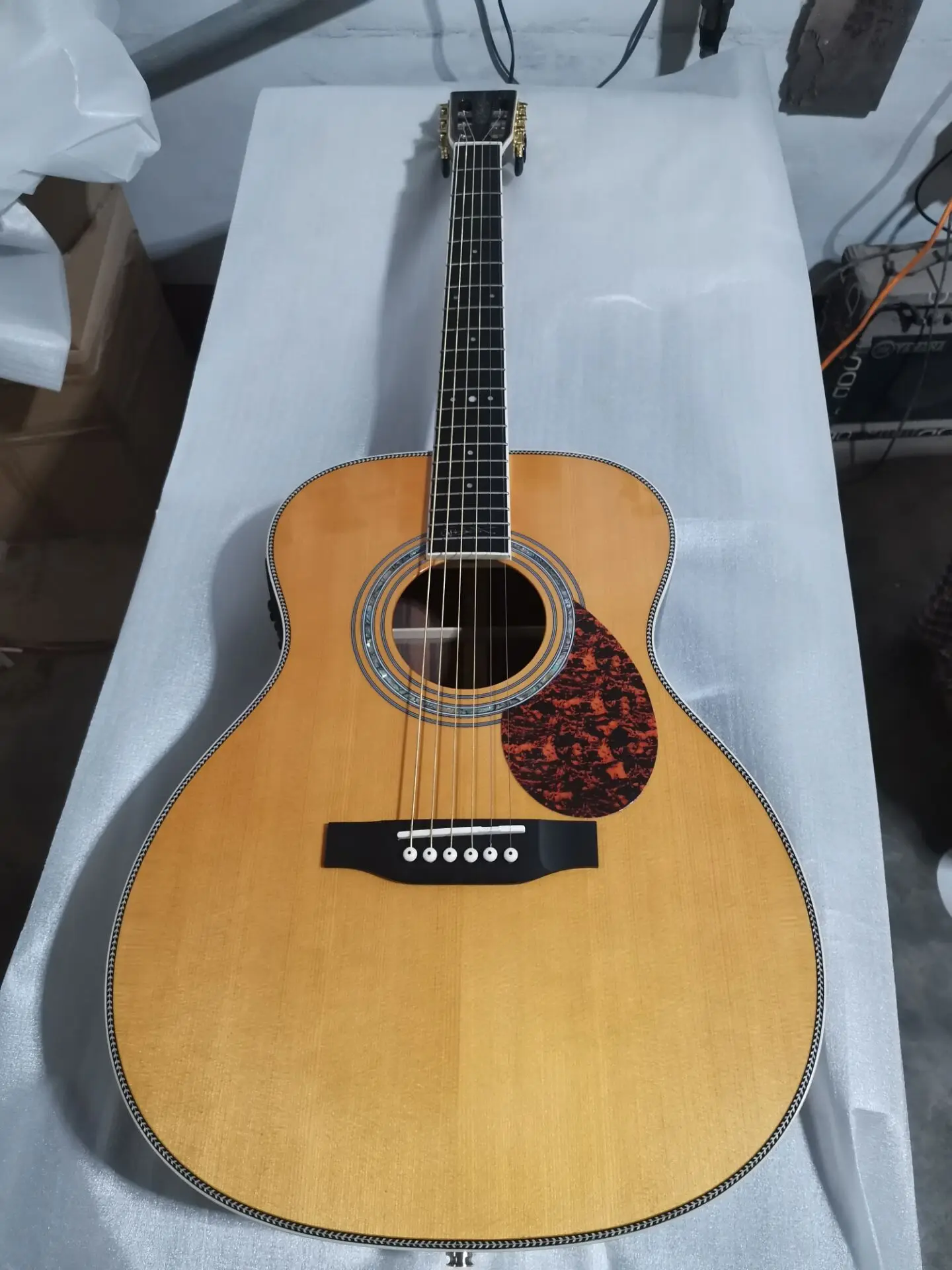 Бесплатная доставка. Лучшее качество. Ручная работа. Индивидуальный заказ гитары OM Mayer Signature JM с эбеновой накладкой и слот-головкой для акустического и электрического использования.