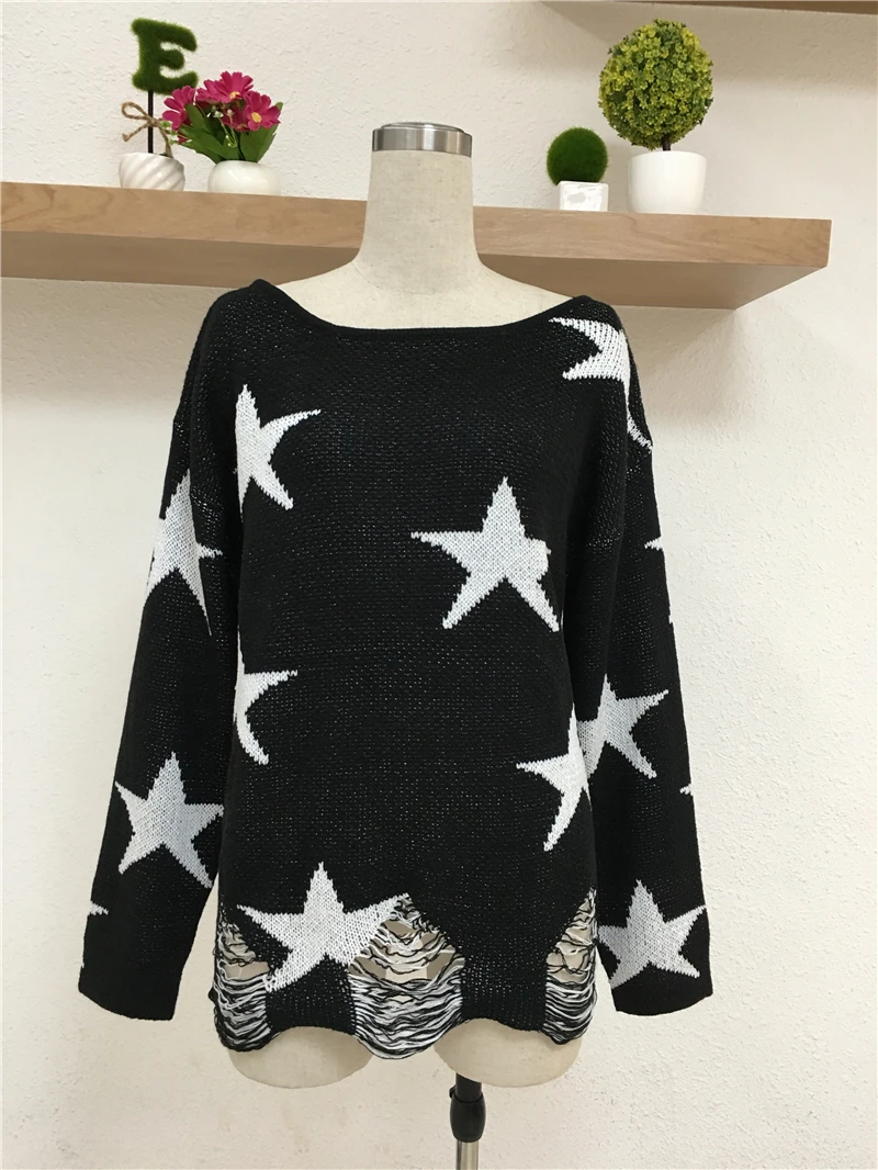 Трикотажный пуловер с открытым плечом свободный длинными рукавами со звездами
