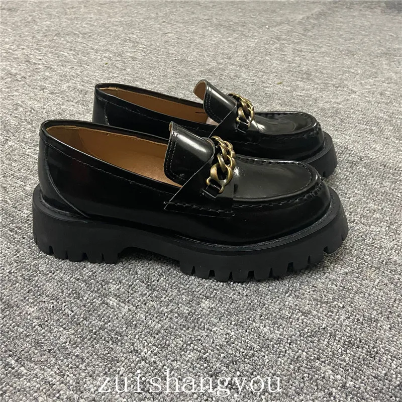 

The clean silhouette of the new black calf leather leffer shoes in spring 2022 improves the fashion style, and the classic color