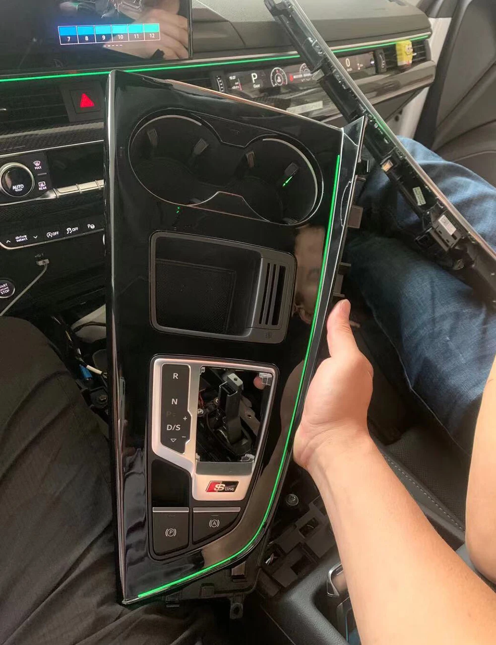 

For Audi A4 B9 S4 S5 2020-20 central control multi-color ambient light central control piano paint black frame ambient light