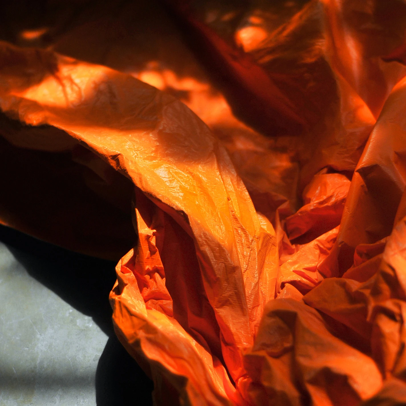 Устойчивая к разрывам Глянцевая моющаяся бумага оранжевого цвета 145 см ширина