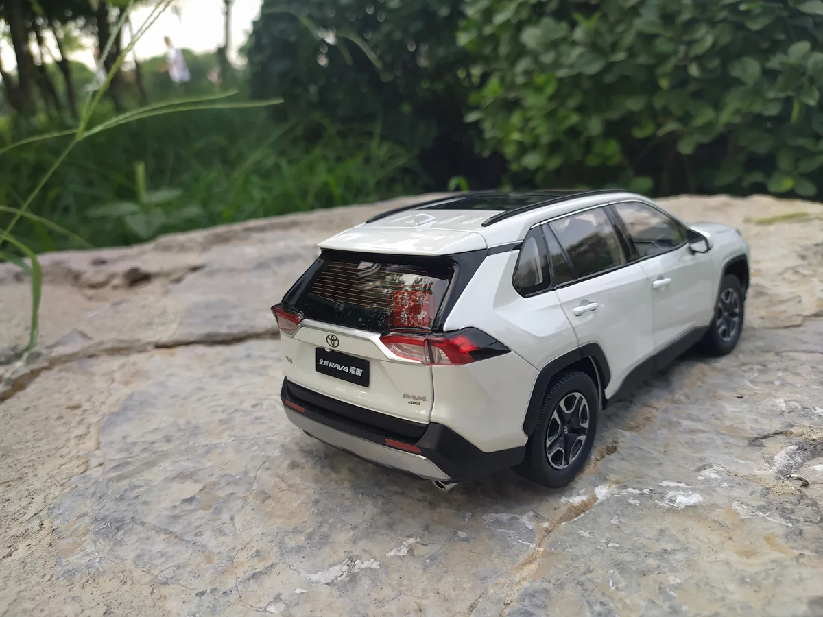 1:18 TOYOTA новая модель автомобиля RAV4 цвет белый | Игрушки и хобби