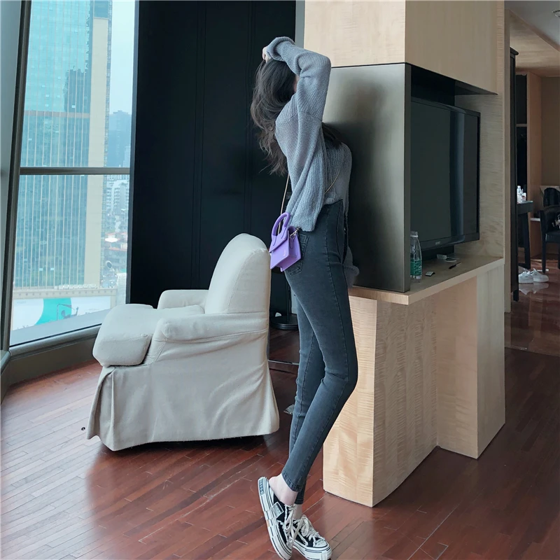 

Lazy style V-neck sweater + slim slim feet high-waisted denim straight-leg pants