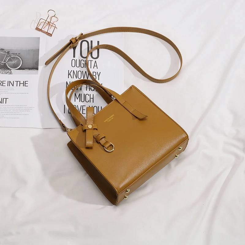 Сумка-мессенджер женская из экокожи саквояж на плечо в деловом стиле черного