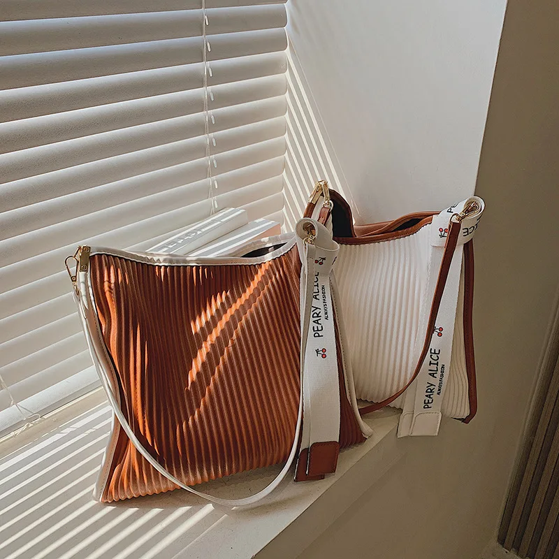 

Vertical pattern bag women's bag 2021 autumn and winter new high-capacity tote bag simple trend Single Shoulder Messenger bag