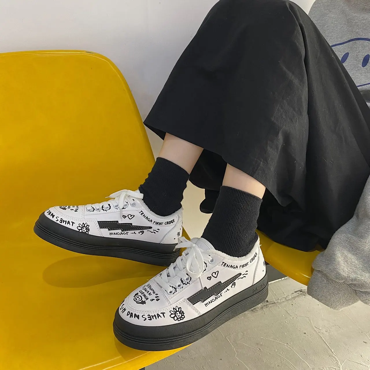 

Кроссовки женские в стиле Харадзюку, модные, бархатные, с ручной росписью, граффити, белые зимние уличные сникерсы в Корейском стиле, в стиле...