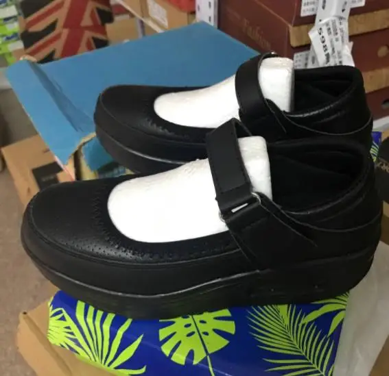black PU Новинка года; женские кроссовки белого цвета с круглым носком; обувь из сетчатого материала; женская дышащая повседневная обувь с закрытым носком; утепленная нескользящая обувь на плоской подошве - Color: black PU