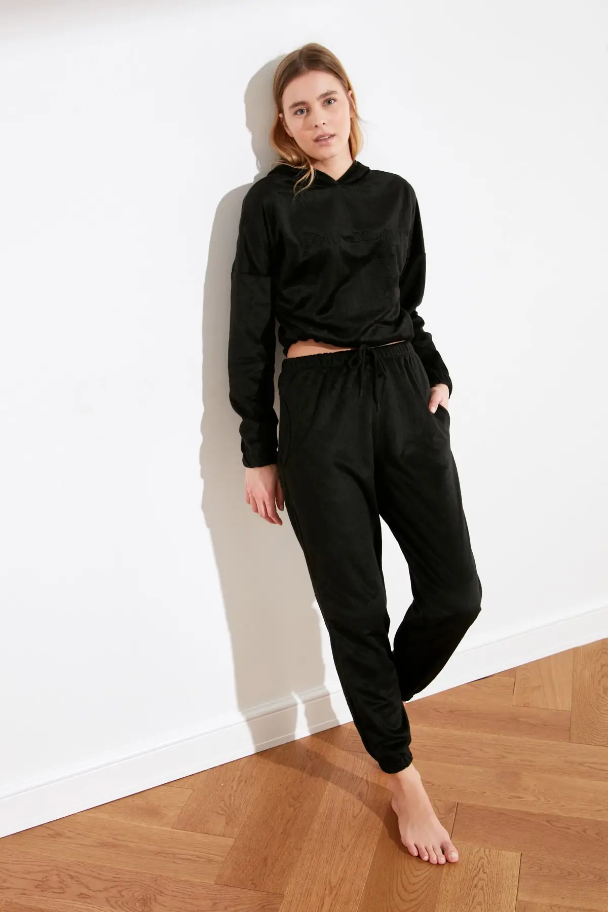 

Trendyol Hooded Velvet Pajamas set THMAW21PT1136