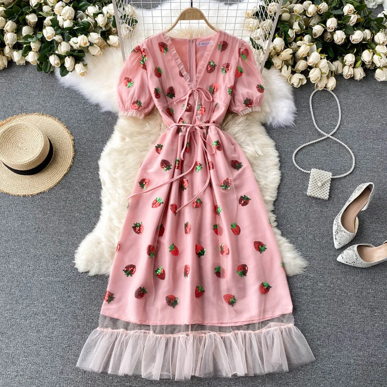 

Женское Сетчатое платье с вышивкой клубники, винтажное облегающее платье с коротким рукавом и V-образным вырезом, 2021