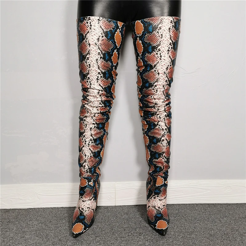 Оригинальные Модные ботфорты под змеиную кожу зеленого и коричневого цвета