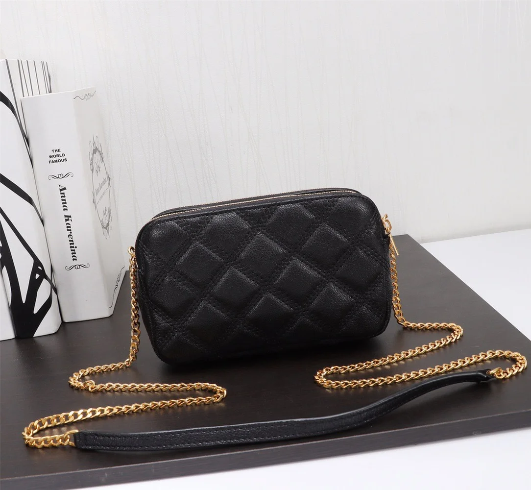 

The new double zipper clutch is made of delicate lambskin, a very practical one-shoulder messenger bag women bag