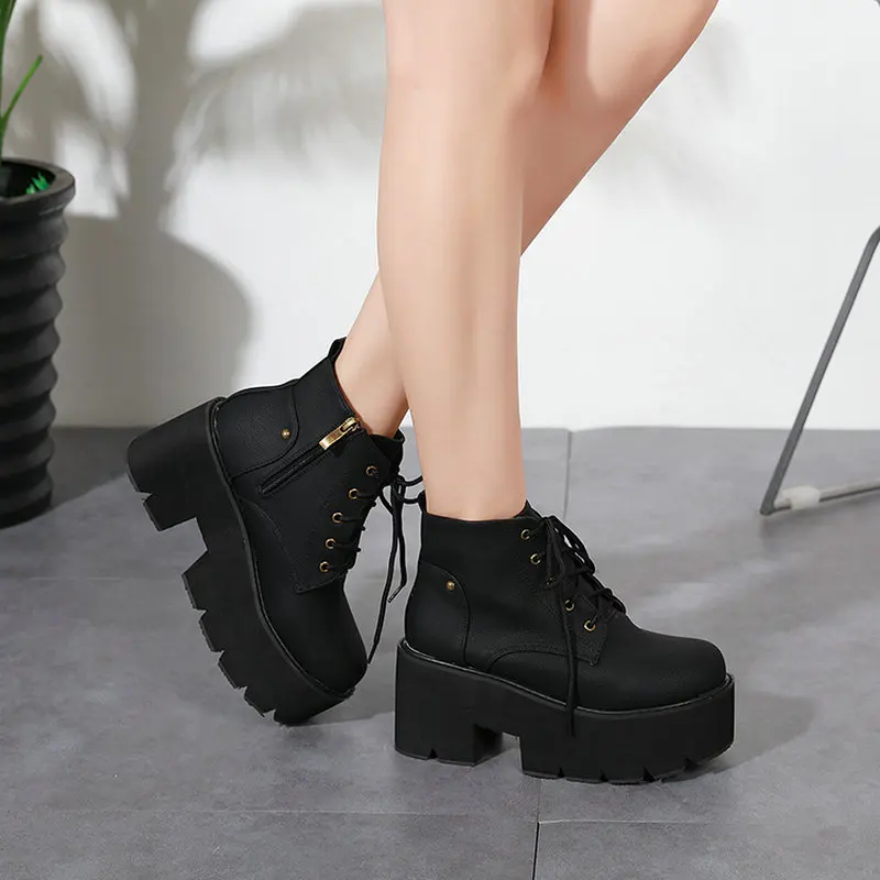 Черные женские ботинки в стиле панк зимняя обувь на платформе и высоком каблуке