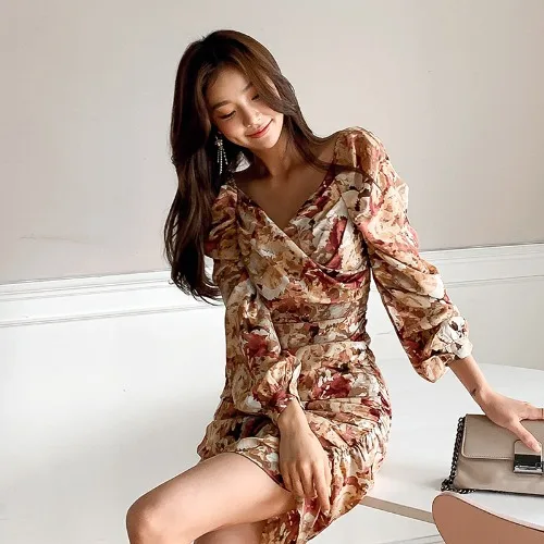 Robe d'automne et d'hiver pour femmes, tenue de célébrité, look mince, col en v, impression en dentelle, tempérament, nouvelle collection 2020