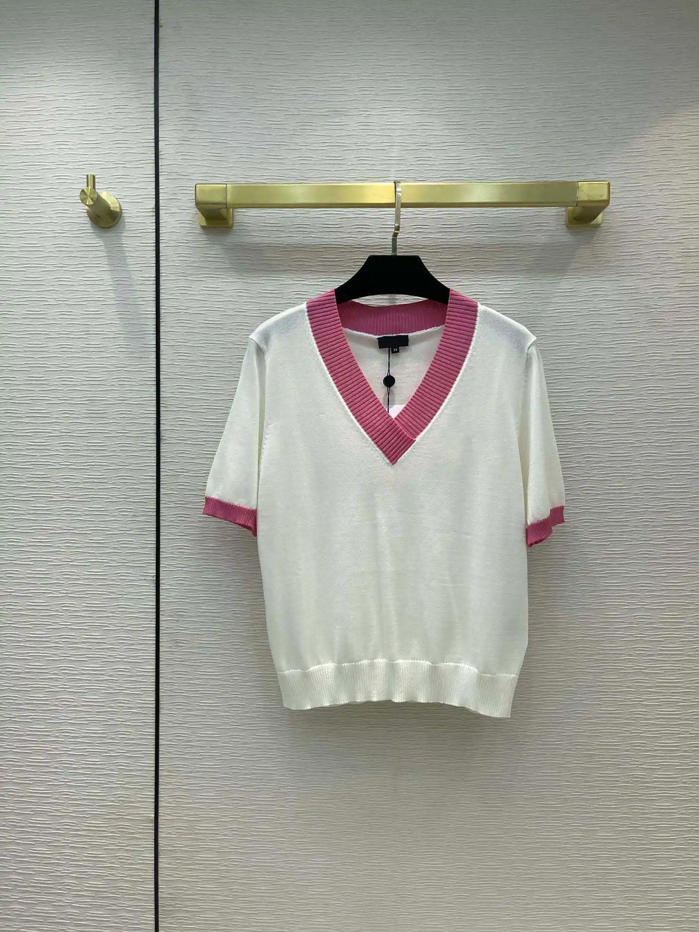 

Женские трикотажные топы в стиле преппи белого цвета, Новинка лета 2021, топы контрастных цветов с V-образным вырезом и коротким рукавом, трико...