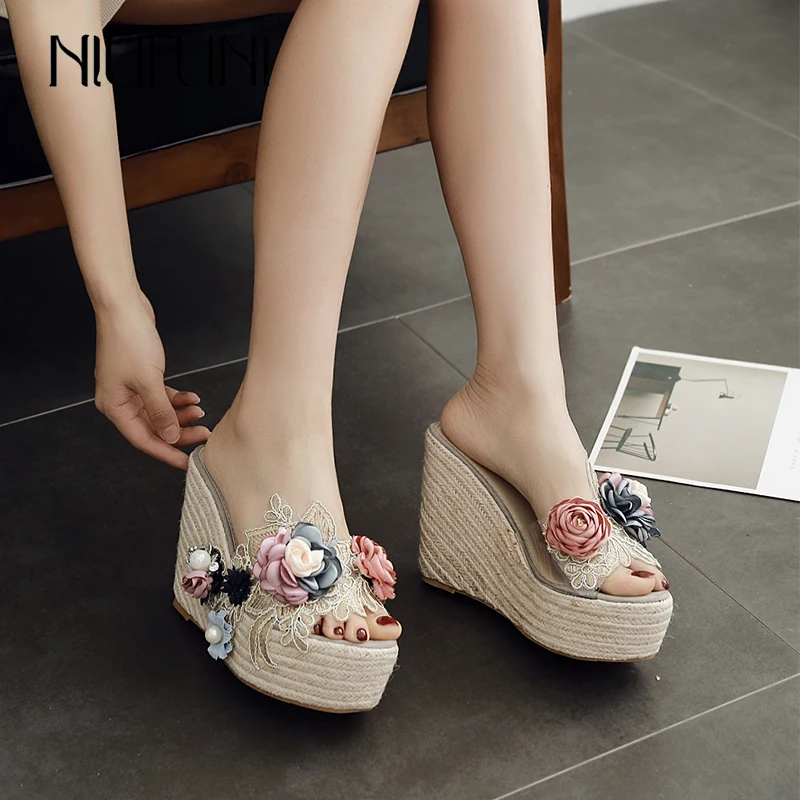 

NIUFUNI Women's Shoes 2022 New Early Spring Thick-Soled Flowers Pearl Transparent PVC Wedge Slippers High Heels Size 34-40