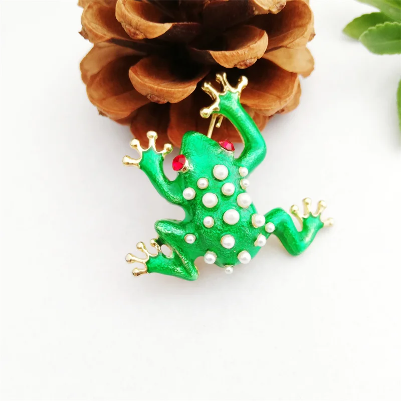 

European and American retro frog pearl brooch pin fashion accessories