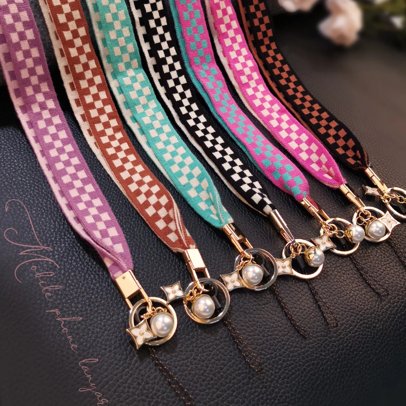 

Iphone 13 Stylish Checkered Mobile Phone Lanyard, Suitable for Iphone, Huawei, Xiaomi, Samsung, OPPO Soft Wool Knitting Keychain