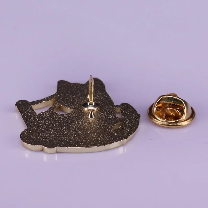 Эмалевая брошь в виде черного кота шарика из пряжи милые животные подарок для