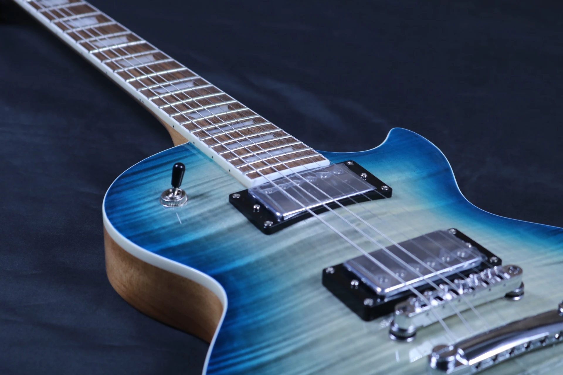 

Guitarra elctrica personalizada de alta calidad de cuerpo slido de caoba con arce acolchado azul hardware dorado envo gratis