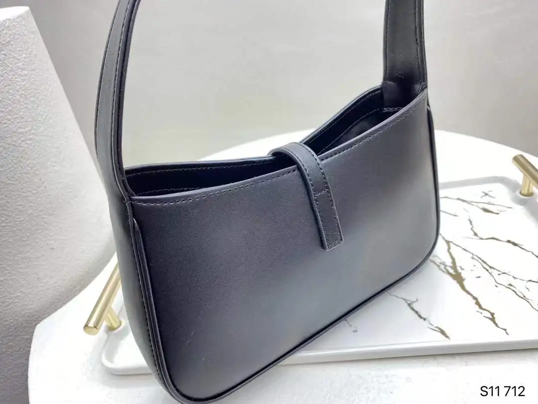 

2021 Luxury Summer New Wild One-Shoulder Portable Baguette Bag Senior Sense Bag Female