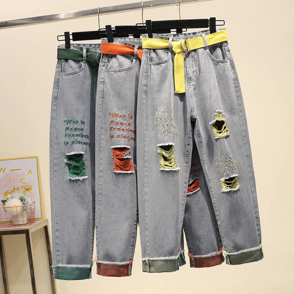 Джинсы женские рваные с ремнем и вышивкой брюки султанки из денима надписью