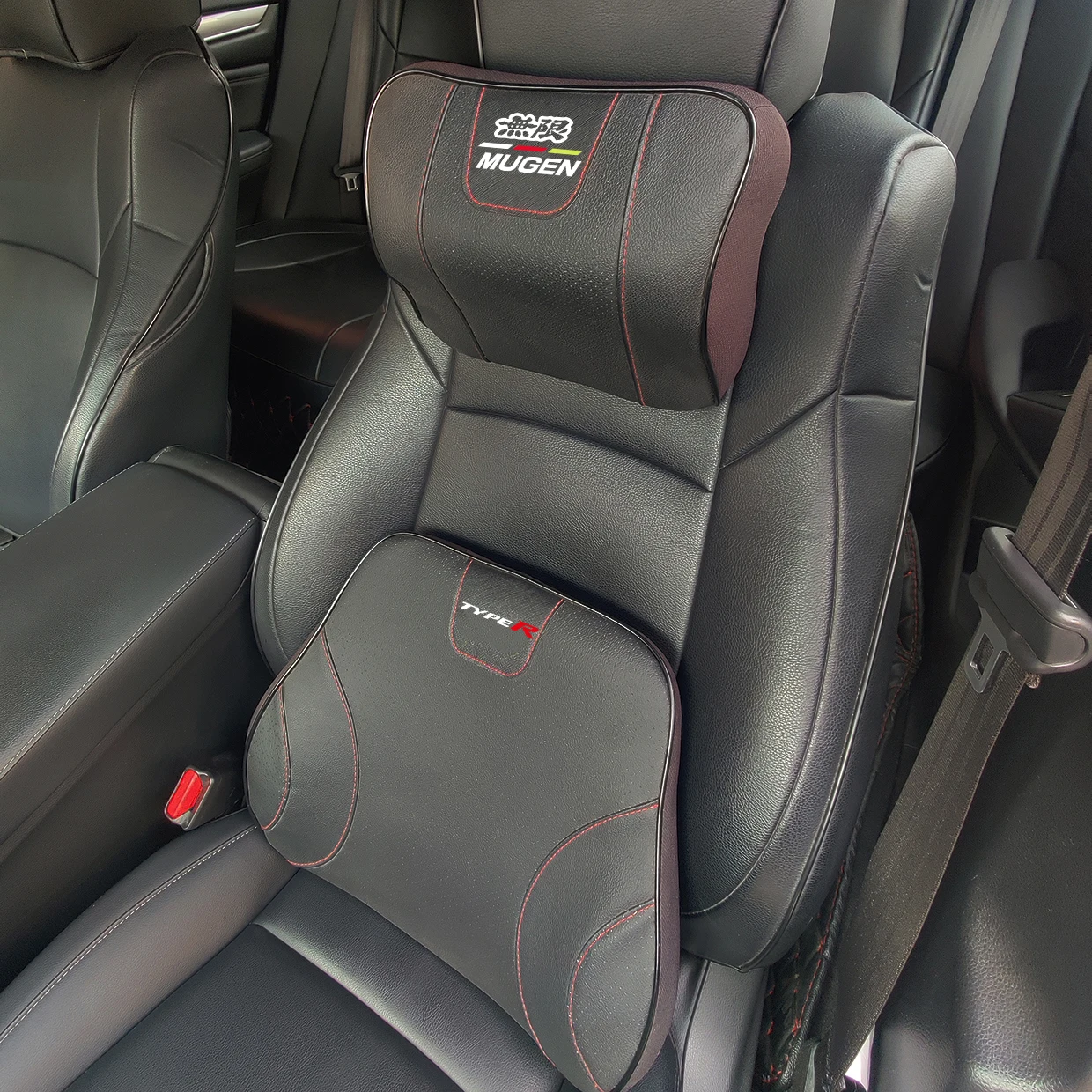 Мягкая подушка из натуральной кожи на подголовник автомобильного сиденья с