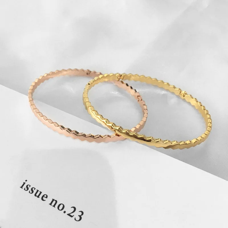 

Индивидуальные простые сотовые искусственные ювелирные изделия, женский светлый Роскошный Открытый браслет с волнистыми кристаллами