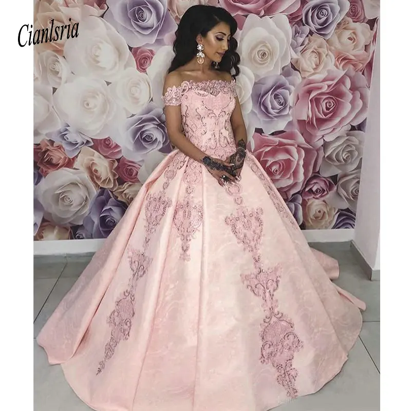 

2020 Bateau Neck Lace Ball Gown Quinceanera Dresses Ruched Applique Floor Length Vestido de fiesta Long Prom Gowns
