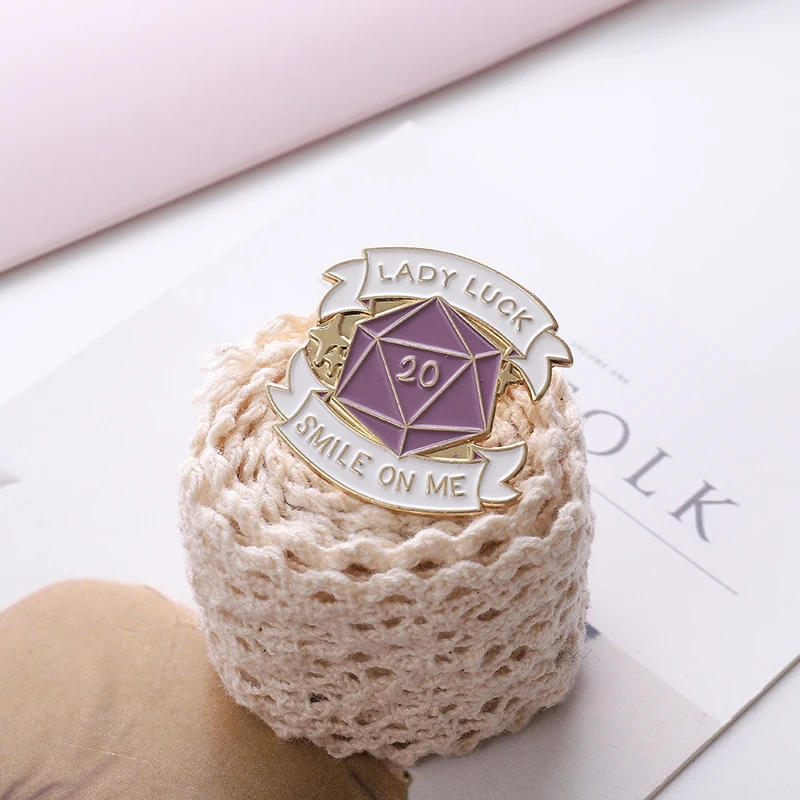 Два стиля фиолетовый черный многогранник D20 брошь с игральной костью для женщин