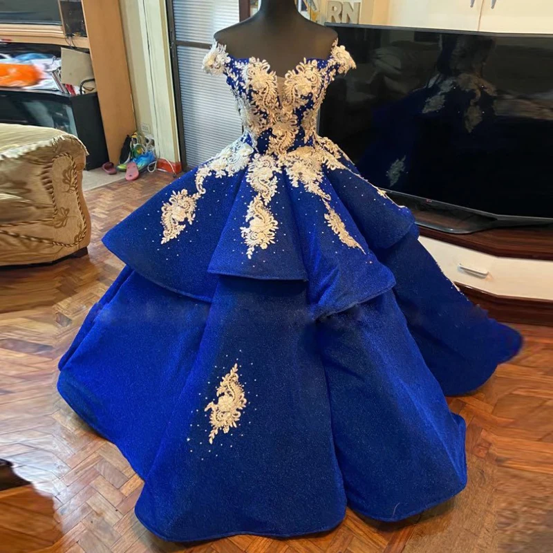 Бордовое блестящее платье для Quinceanera кружевное с аппликацией и открытыми плечами