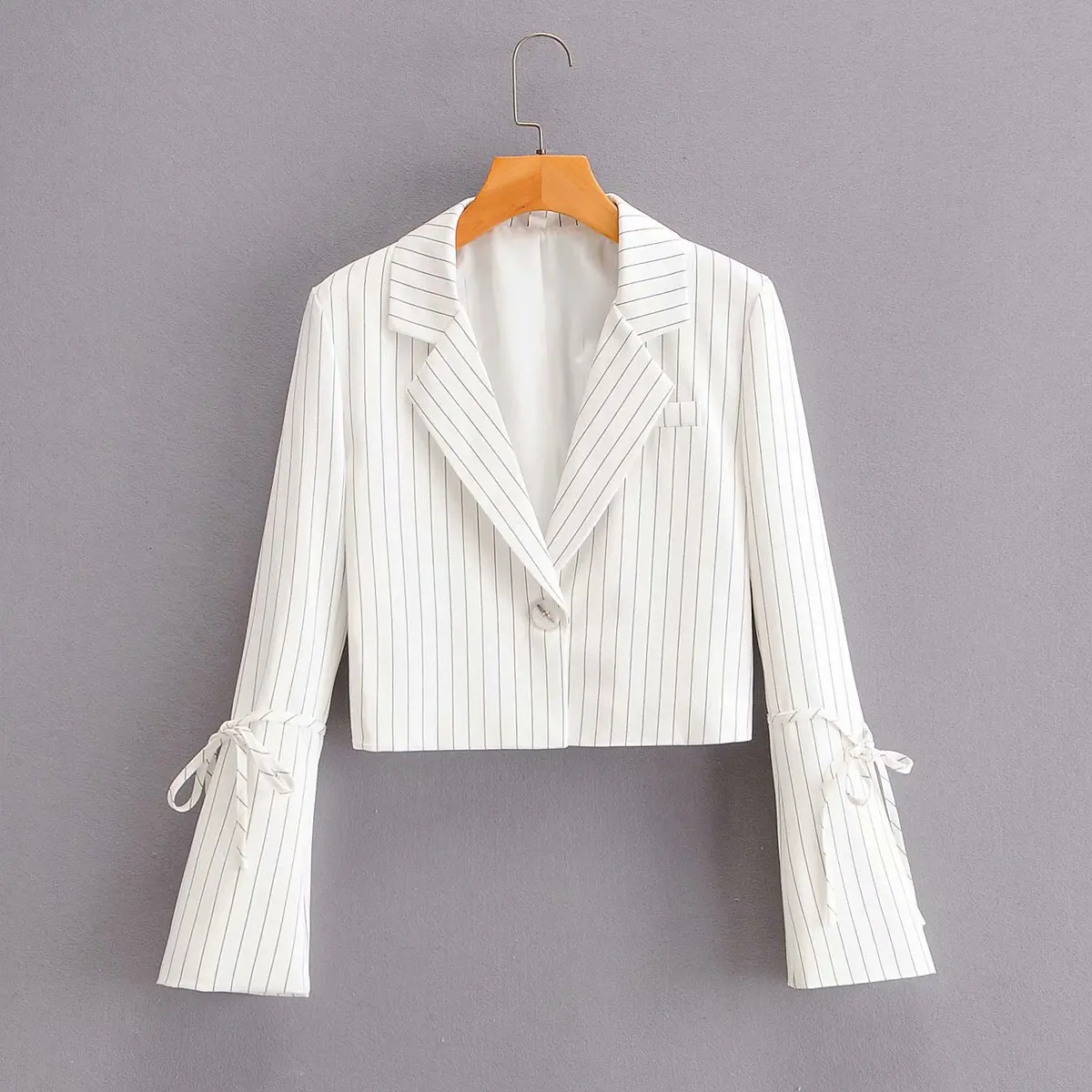 

Fashion Women Short Style White Blazer Long Sleeve Pocket Lady Suit Coat Female Retro Casual Tops Striped Flared Sleeves Suits