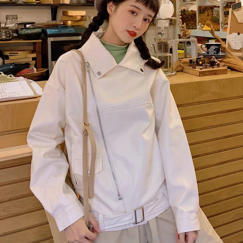 Куртка женская Байкерская из искусственной кожи бежевая с ремнем 2020 | Женская