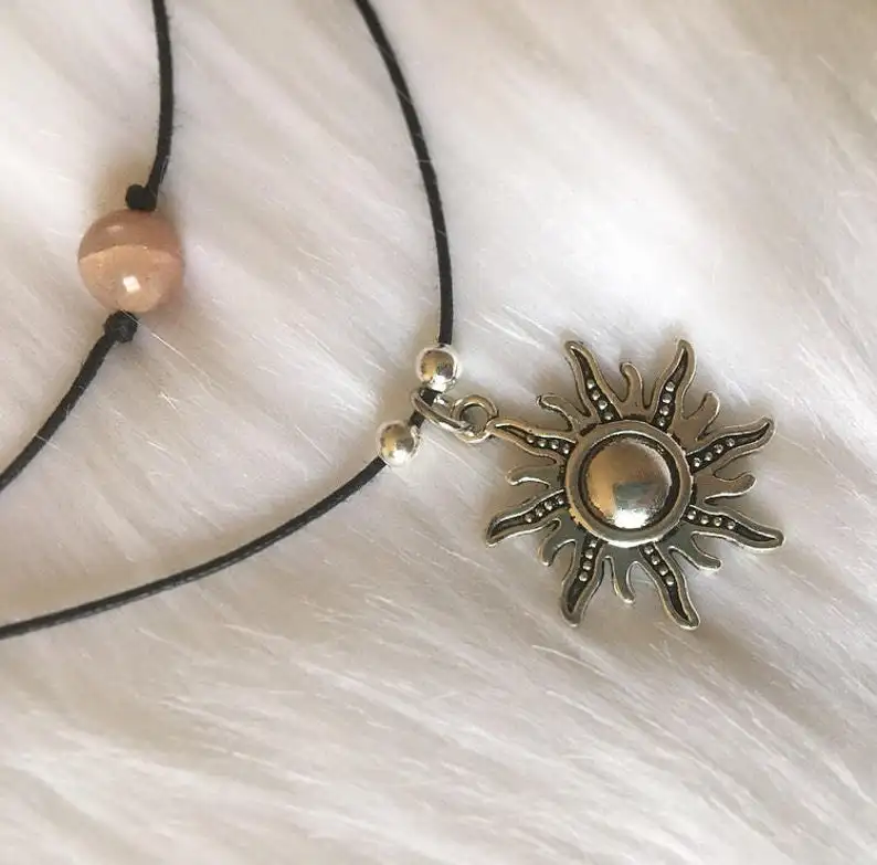 Ожерелье солнце l с украшением в виде кристаллов ­ дважды оборачивающийся вокруг