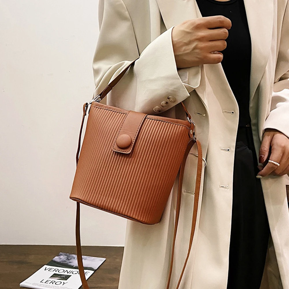 

Vintage Women Shoulder Bags Fashion Stripes Embossing Casual Ladies Handbags Outdoor Purse Shoulder Messenger Bags