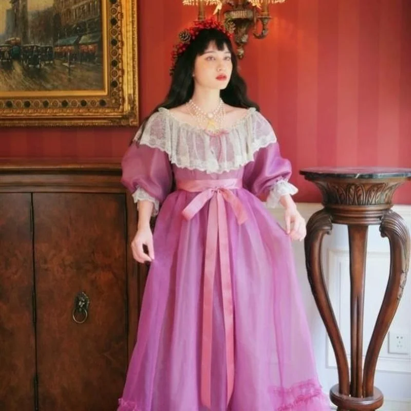 Фиолетовое кружевное платье из органзы с оборками на одно плечо викторианское