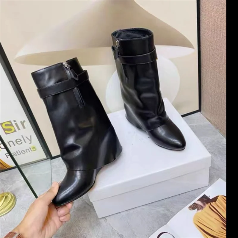 Женские сапоги до середины икры из натуральной кожи на танкетке с заостренным