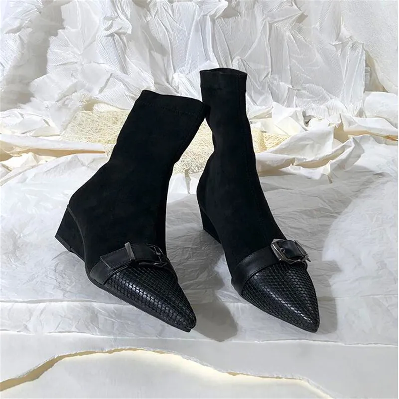 Ботильоны на танкетке женские зимние ботинки с острым носком и бантиком красивая