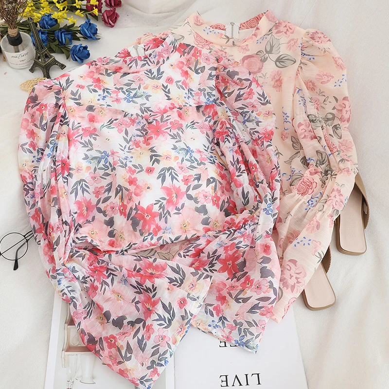 Милая женская короткая рубашка с длинным рукавом и воротником-стойкой