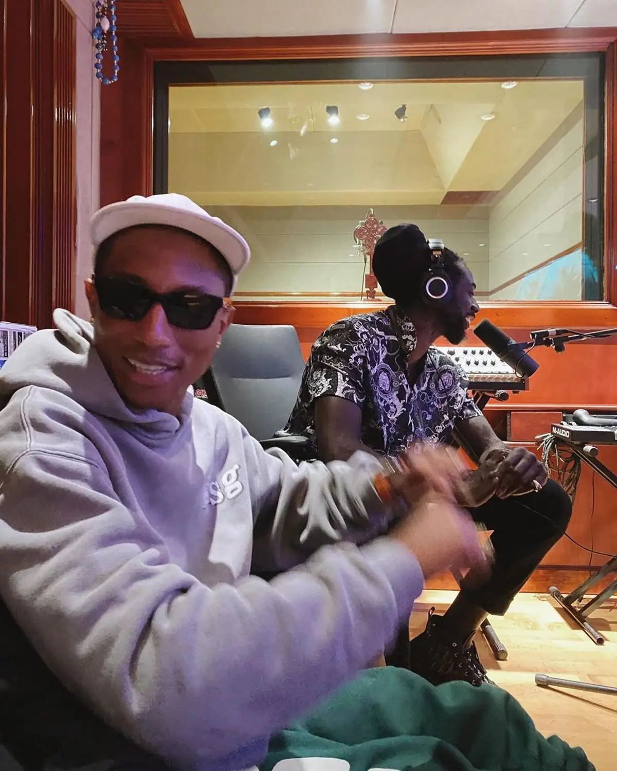 

Kanye West Streetwear Oversize Sweatshirt Men and Women Letter Print Fleece Winter Hoodies Stranger Things Hip Hop Baggy Hoody