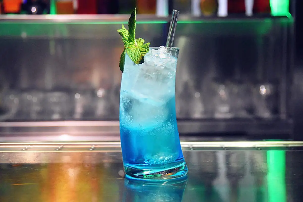 Стеклянная чашка для коктейлей креативная сока изогнутая наклонное стекло