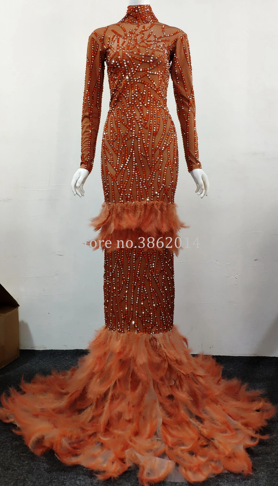 Женское платье с перьями блестящее длинное со стразами и длинным шлейфом |