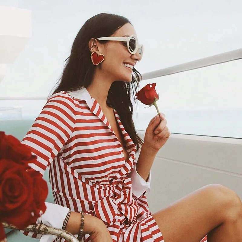 Новые модные серьги-гвоздики в уличном стиле с большим красным сердцем для