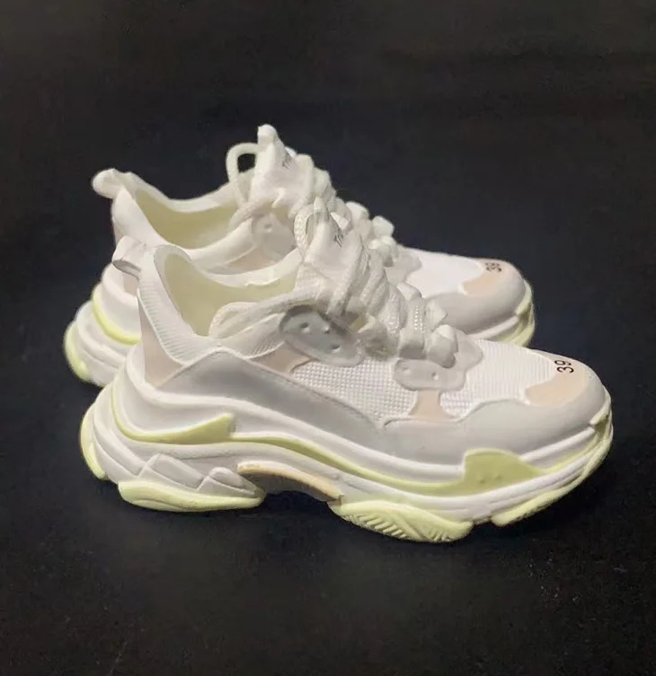 

One pair of cute cartoon Sports mini shoes and keychain Model
