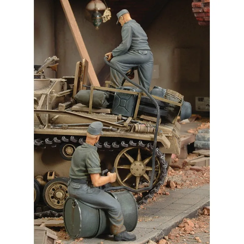 Набор из 1/35 модельная фигурка смолы солдатиков заправляющих Танки 2 FG (без танка)