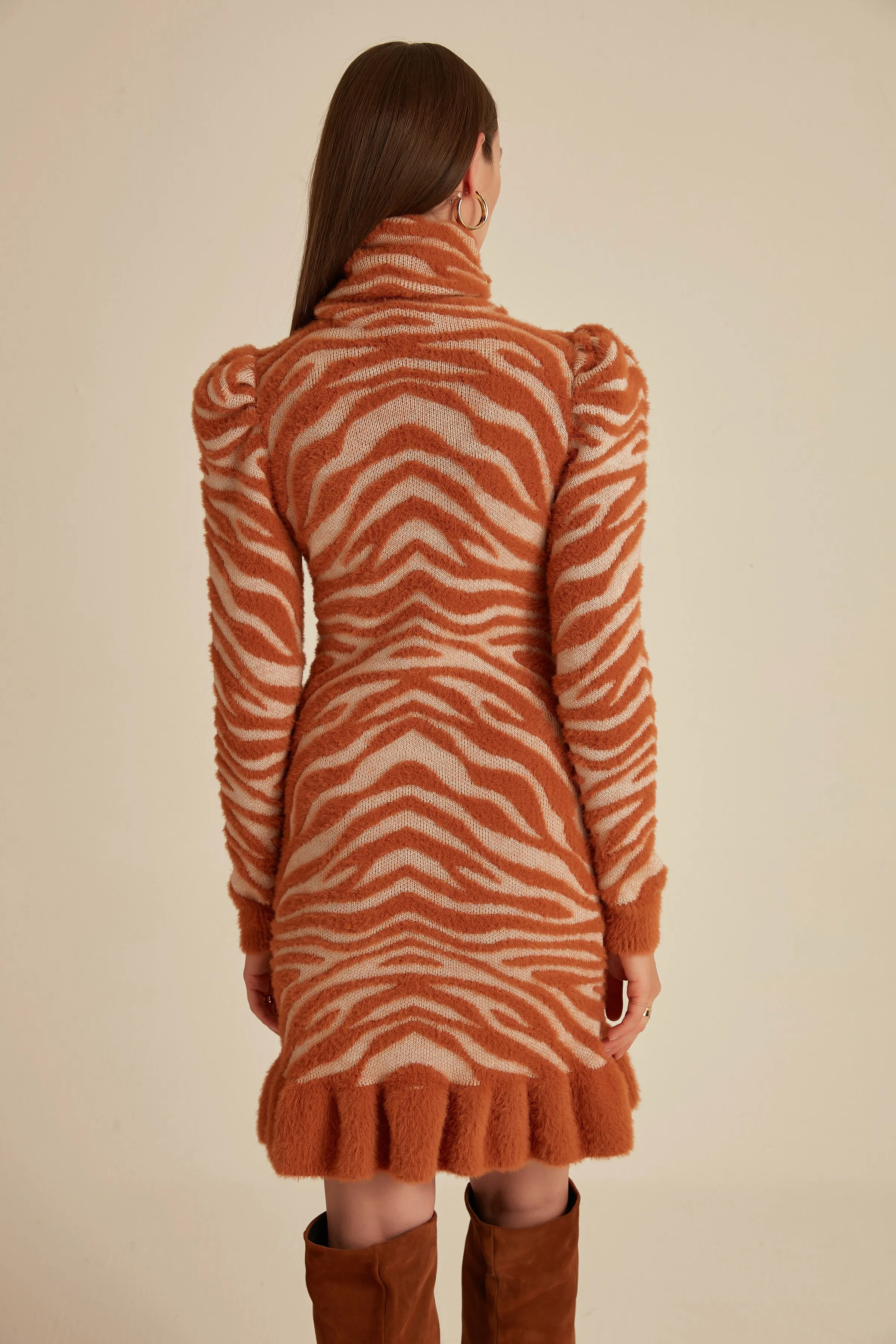 Трикотажное платье с круглым вырезом и рисунком зебры | Женская одежда