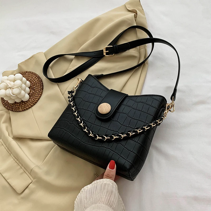 

2021 New Woman Shoulder Bag High Quality PU Chain Diagonal Small Bag Luxury Designer Handbag Underarm Bag 2021 Summer Female Bag