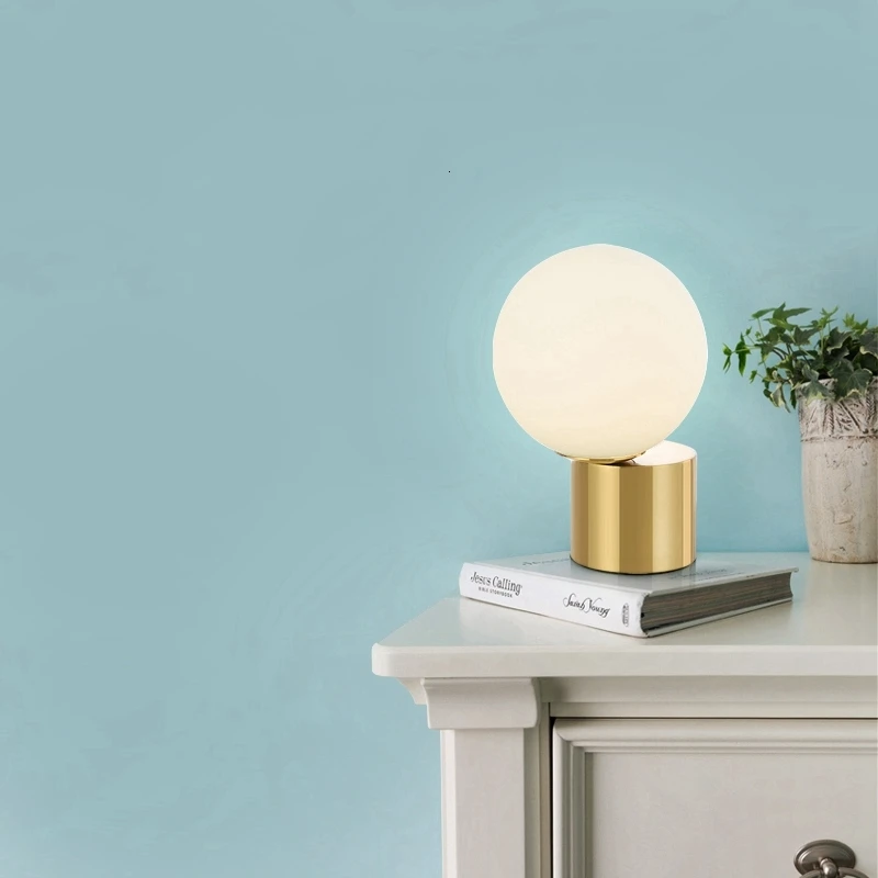 Маленькая декоративная настольная лампа из железного стекла в скандинавском