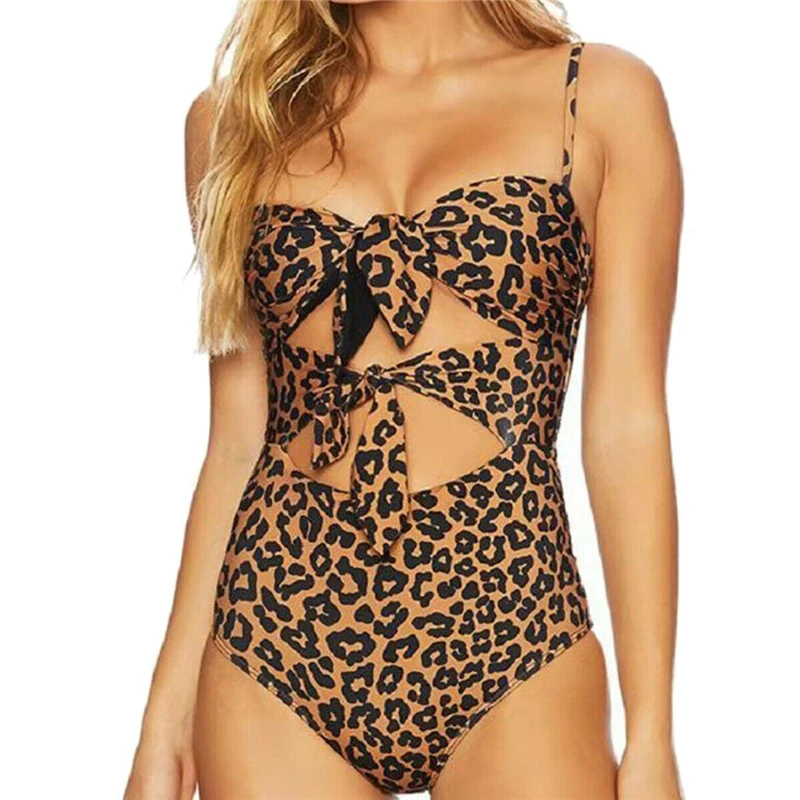 Купальник женский на тонких бретельках с вырезом спереди и леопардовым принтом